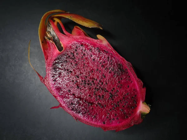 Pitaya Dragon Frukt Mörk Bakgrund Selektivt Fokus — Stockfoto
