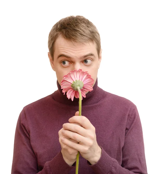 Genç Adam Beyaz Arka Plan Üzerinde Elinde Gerbera Çiçek Tutun — Stok fotoğraf