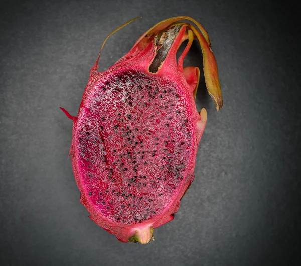 Pitaya Drachenfrucht Auf Dunklem Hintergrund Selektiver Fokus — Stockfoto
