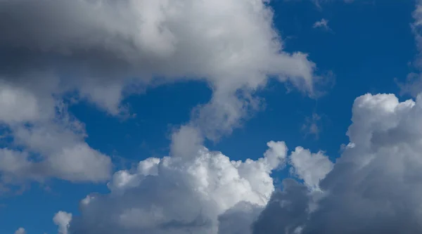 Blå Himmel Med Vita Moln Naturbakgrund — Stockfoto