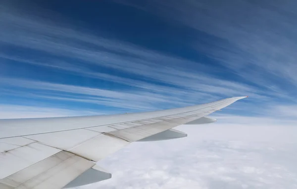 Vleugel Van Een Vliegtuig Dat Boven Wolken Vliegt — Stockfoto