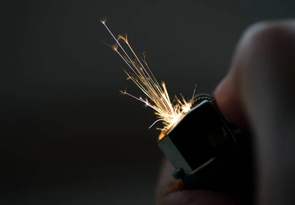 Encendedores Con Llama Encendiendo Sobre Fondo Oscuro Enfoque Selectivo Profundidad —  Fotos de Stock