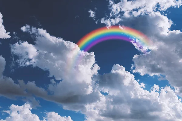 云中的七彩彩虹 自然美的概念 — 图库照片