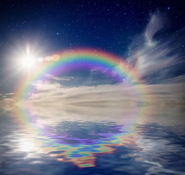 Kolorowa Tęcza Chmurach Gwiazdy Słońce Odbijające Się Wodzie — Zdjęcie stockowe