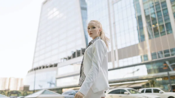 Retrato Aire Libre Mujer Joven Con Chaqueta Blanca — Foto de Stock