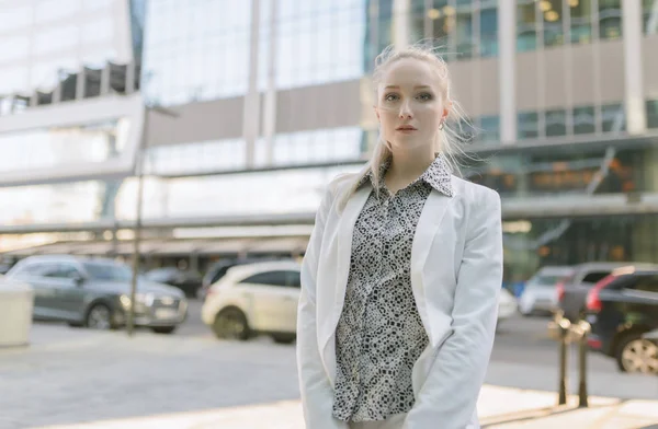 Retrato Aire Libre Mujer Joven Con Chaqueta Blanca — Foto de Stock