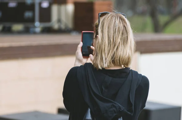 Vrouw Nemen Foto Door Smartphone Uitzicht Vanaf Achterkant — Stockfoto