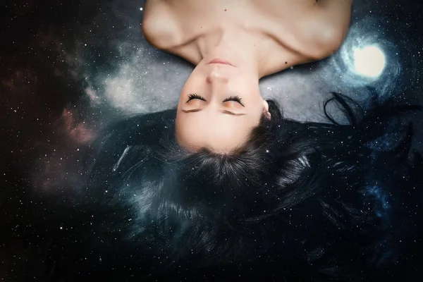 Onun Tüyleri Yıldızlarda Olan Kadın — Stok fotoğraf