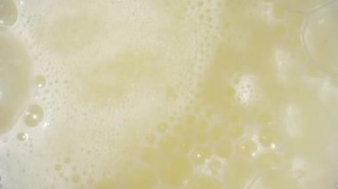 Bir bardak su atılan efervesan hap.