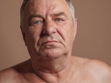 Yaşlı adam portre ışık arka plan üzerinde.