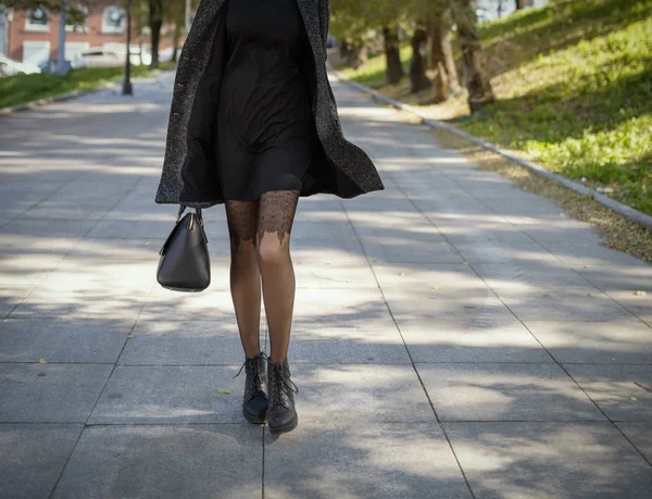 Benen Van Vrouw Het Najaar Van Jas Straat — Stockfoto