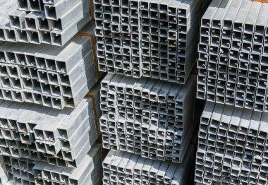 Bükülmüş metal profil Kanal caddesinde depolanan.