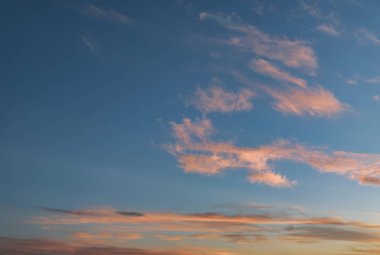 Turuncu bulutlu gün batımı gökyüzü. Doğa arkaplanı.