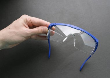 Koruyucu gözlük el tutar.