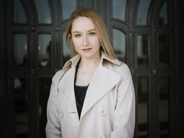 Buitenportret Van Een Mooie Jonge Vrouw Selectieve Focus — Stockfoto