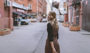 Güzel genç bir kadının açık hava portresi. Seçici odak.