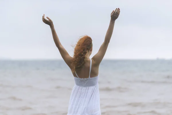 Jonge Redhead Vrouw Verspreiden Haar Handen Het Strand Mistige Dag — Stockfoto