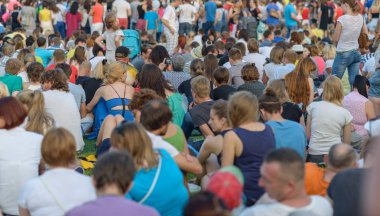 Moskova, Rusya - 21 Ağustos 2017: İnsanlar oturur, çimenlerin üzerinde açık hava konser.