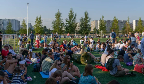 Moscow Rússia Agosto 2017 Pessoas Sentam Grama Concerto Livre — Fotografia de Stock