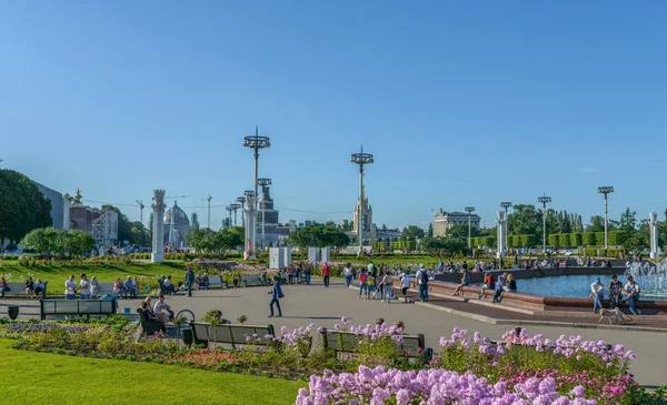 Moscow, Rusya Federasyonu - 16 Ağustos 2017: İnsanlar güneşli bir günde VDKNh yürüyor.