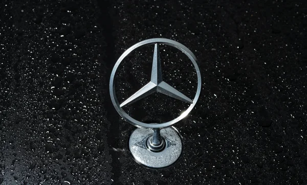 Vladivostok Rusya Federasyonu Ağustos 2018 Mercedes Benz Sembol Damlaları Ile — Stok fotoğraf