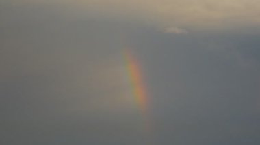 Bulutlar - gerçek gökkuşağı doğada güzellik.