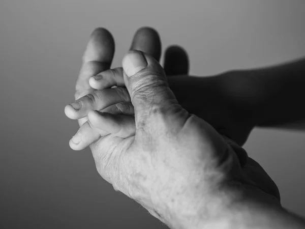 Χέρι Του Γέρος Και Ένα Χέρι Παιδί Επιλεκτική Εστίαση — Φωτογραφία Αρχείου