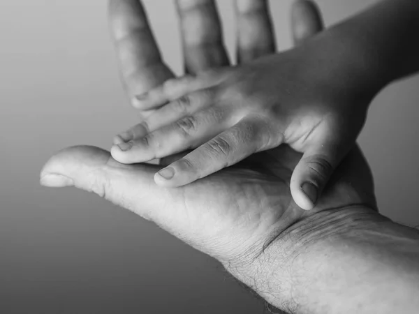 Χέρι Του Γέρος Και Ένα Χέρι Παιδί Επιλεκτική Εστίαση — Φωτογραφία Αρχείου