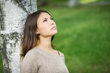 Genç kadın portresi huş ağacı için eğildi.