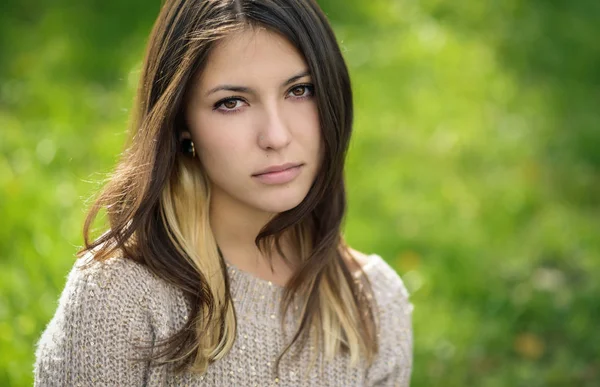 Retrato Jovem Mulher Bonita Suéter Profundidade Campo Rasa — Fotografia de Stock