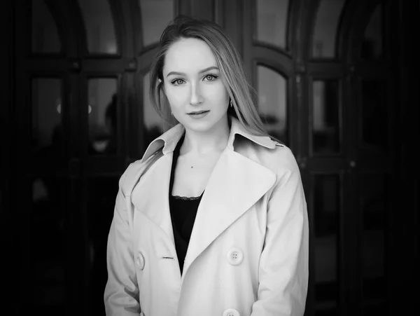 Retrato Blanco Negro Una Hermosa Joven Con Abrigo Blanco — Foto de Stock