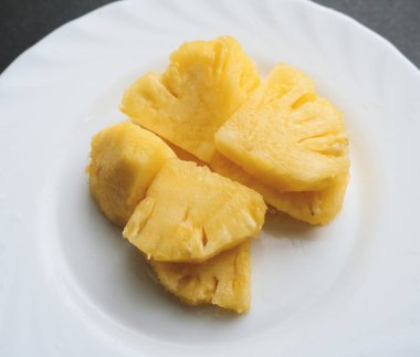 Ananas dilimleri beyaz plaka.