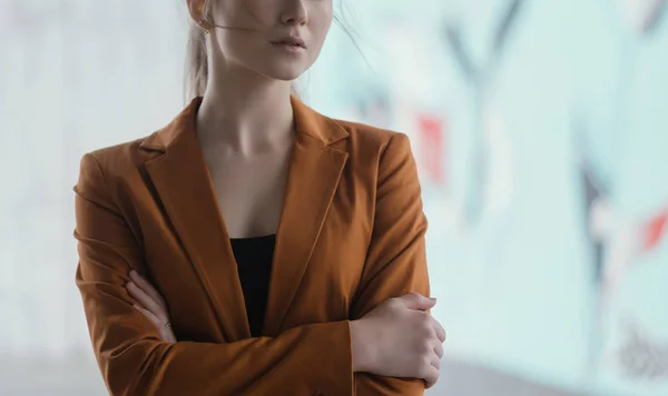 穿着橙色夹克的年轻女子的肖像 — 图库照片