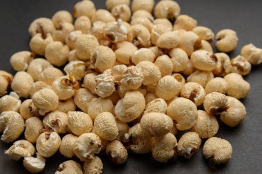 karanlık bir arka plan üzerinde patlamış mısır.