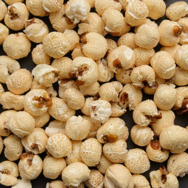 karanlık bir arka plan üzerinde patlamış mısır.