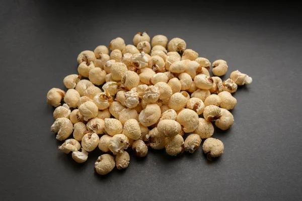 Popcorn Een Donkere Achtergrond — Stockfoto