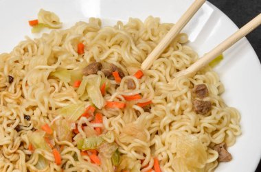 Beyaz tabakta hazır şehriye. Yakın plan..