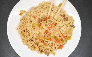 Beyaz tabakta hazır şehriye. Yakın plan..