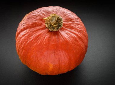 Kabak koyu arka plan üzerinde.