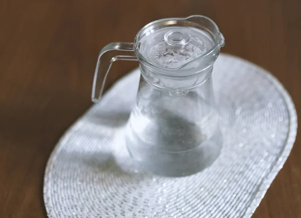 Caraffa Vetro Con Acqua Cucina Profondità Campo Ridotta — Foto Stock