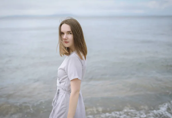 Mujer Vestido Disfruta Paseo Cerca Orilla Del Mar — Foto de Stock