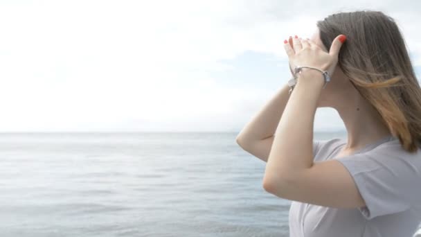 Mujer Joven Está Mirando Distancia — Vídeo de stock