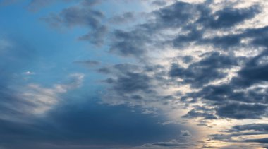 Bulutlu dramatik gökyüzü. Doğa arkaplanı.