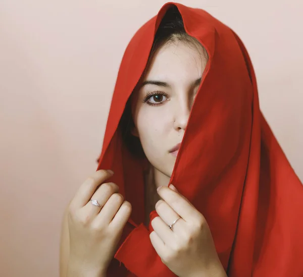 赤いマントの美しい若いブルネットの肖像画 — ストック写真