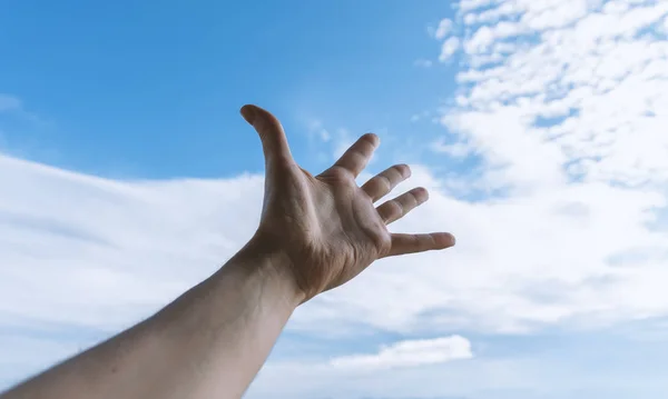 Hånd Mand Der Rækker Mod Himlen - Stock-foto