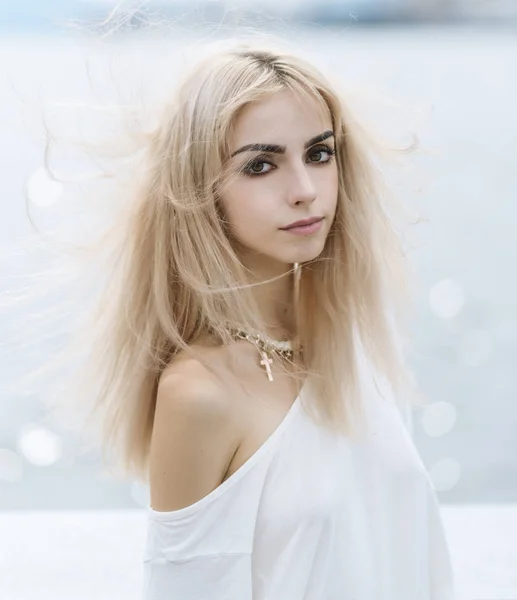 Retrato Una Joven Sensual Con Una Camiseta Blanca — Foto de Stock
