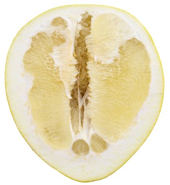 Koyu arka plan üzerinde pomelo meyve yarısı.