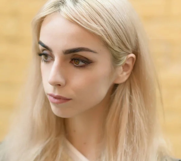 Retrato Una Hermosa Chica Rubia Sobre Fondo Ladrillo Amarillo — Foto de Stock