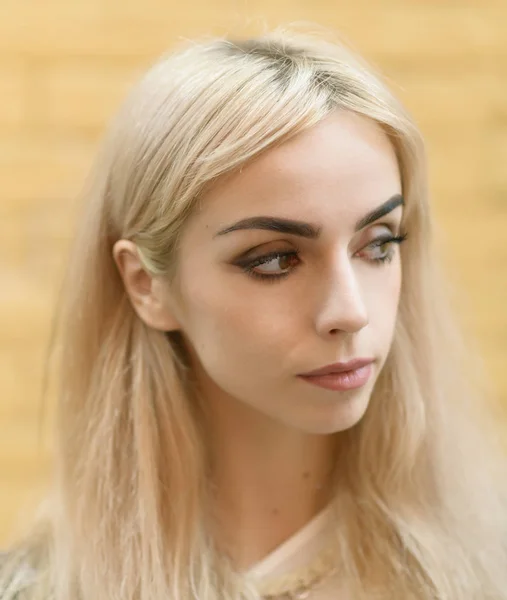 Porträt Eines Schönen Blonden Mädchens Auf Gelbem Backsteinhintergrund — Stockfoto