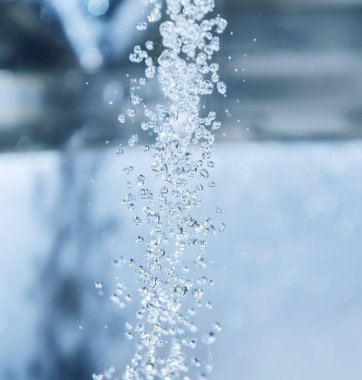 Bir mutfak lavabo deliği aşağı akan su. Seçici odak.